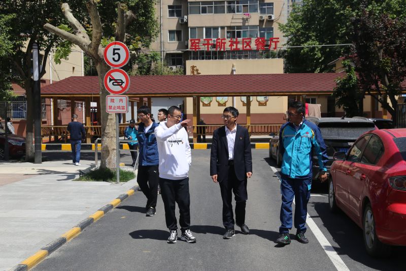 4.開新局——社區(qū)負(fù)責(zé)人、監(jiān)理和小區(qū)居民代表現(xiàn)場參觀改造后的老舊小區(qū)