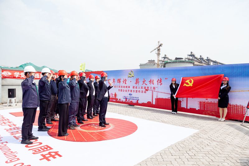 4.悟思想——與會黨員面向黨旗重溫入黨誓詞,并為“黨員先鋒隊”“黨員突擊隊”授旗